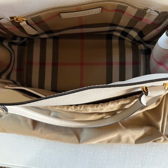 Burberry leather soft grain, medium buckle tote. Box bag cards. - Picture 6 of 9